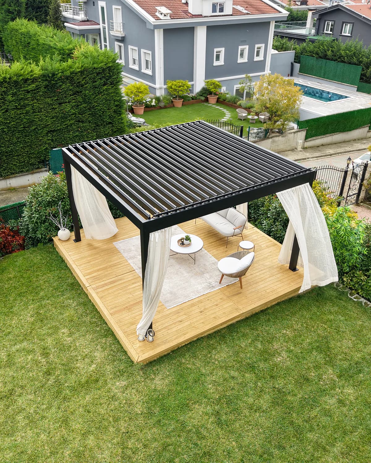 König Pergola mit verstellbaren Aluminium-Lamellen auf einer Terrasse