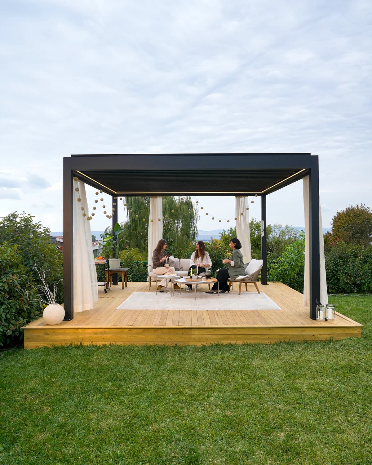 König Pergola mit verstellbaren Aluminium-Lamellen auf einer Terrasse