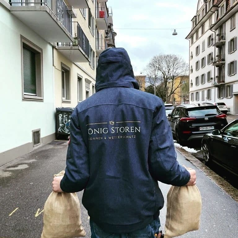 König Storen Team bei der Arbeit